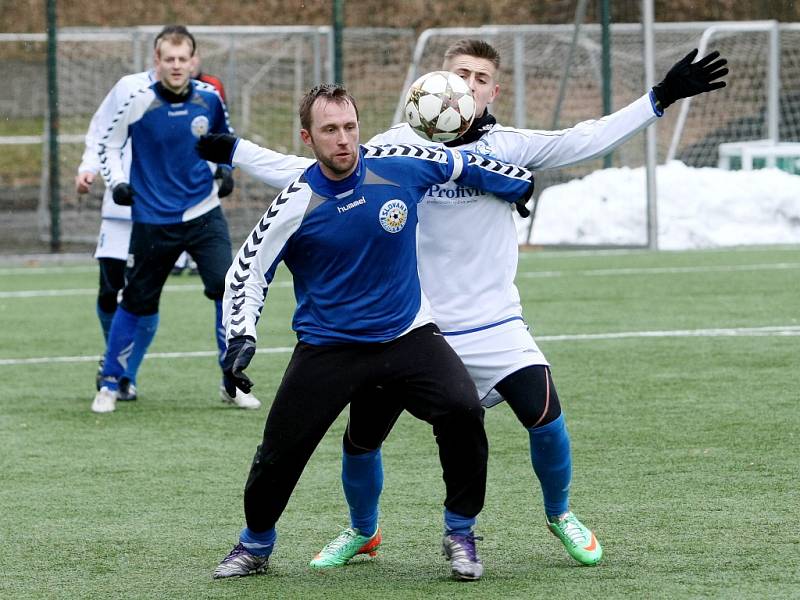 NEJVĚTŠÍ NEBEZPEČÍ PRO BÍLOKOSTELSKOU BRÁNU. Střelec soutěže Ondřej Holeček z Hrádku má na svém kontě čtrnáct gólů.  