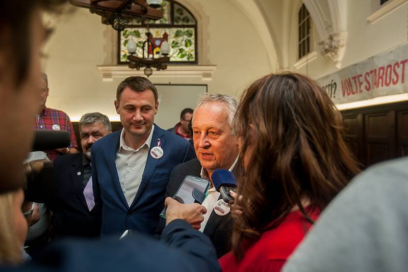 Lídr kandidátky Starostů pro Liberec Jaroslav Zámečník (vpravo) a hejtman Libereckého kraje Martin Půta po koaličním jednání ve volebním štábu Starostů pro Liberecký kraj na snímku z 6. října v Radničním sklípku v Liberci.