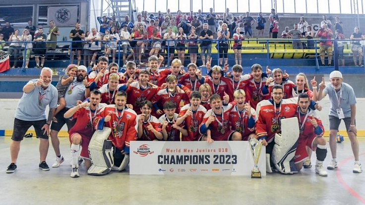 Čeští hokejbalisté do 18 let slaví triumf na Mistrovství světa juniorů v Liberci.