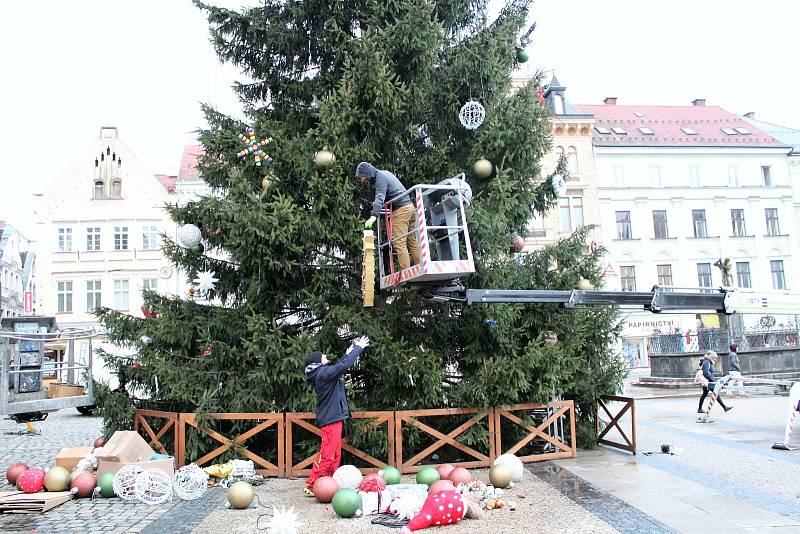 Odstrojování vánočního stromu.