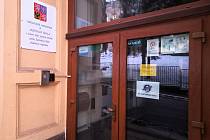 K pondělní stávce se zapojili učitelé z Obchodní akademie v Liberci, škola tak zůstala zavřená a prázdná.