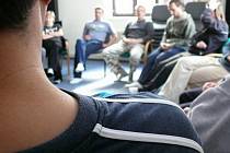 Jedno z každodenních  skupinových sezení v komunitní místnosti terapeutické komunity pro drogově závislé v Nové Vsi. Účastní se všichni klienti, skupiny spolu s terapeuty pomáhají řídit a směřovat k aktualitám. 