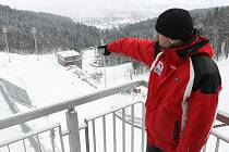V rámci návštěvy delegáta FIS provedli zástupci organzátorů MS v lyžování 2009 novináře běžeckým areálem ve Vesci a sokanským areálem na Ještědu.