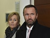 Krajský soud v Liberci začal 15. ledna projednávat korupční kauzu, v níž je obžalován bývalý ředitel Krajské nemocnice Liberec Luděk Nečesaný (vpravo) a jeho manželka Šárka (vlevo). 
