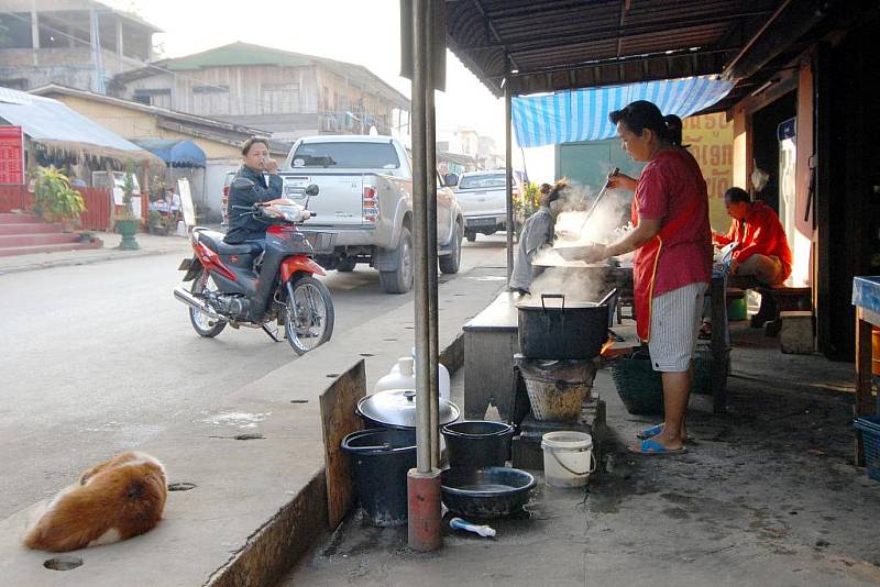 PŘÍPRAVA POLÉVKY. Jedním z cestovatelských požitků je pro Jaroslava Šťastného příprava polévky v ulicích asijských měst. 