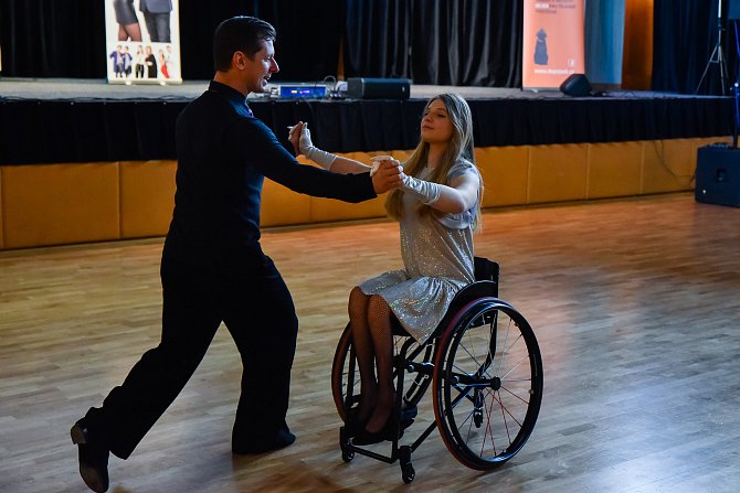 Organizace DePejSek a tanečník Jan Kohout uspořádali taneční workshop pro handicapované.