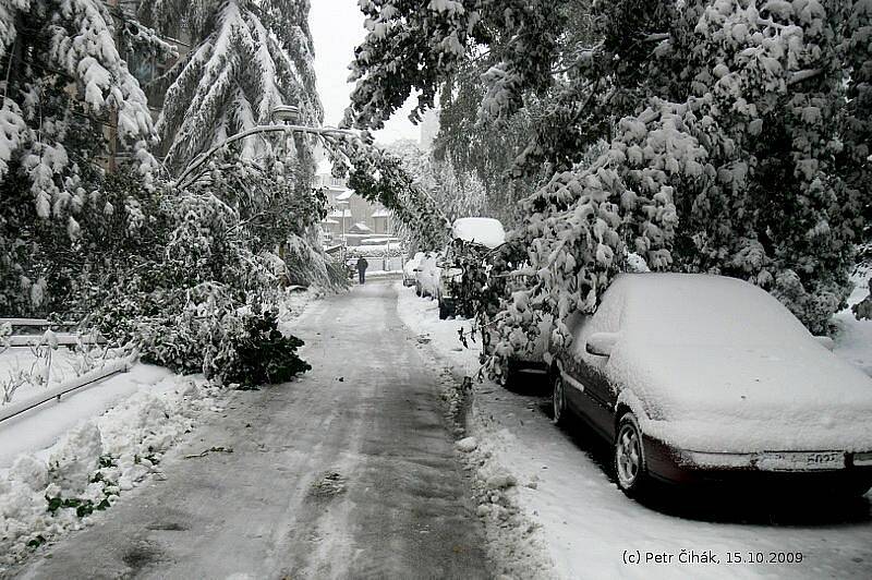 Ulice Červeného v Rochlici. Sníh vytvořil zajímavé zimní zátiší.