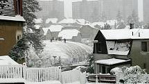 Dělníci na tenisové hale v Rochlici musí odstraňovat sníh ze střechy nafukovací haly.