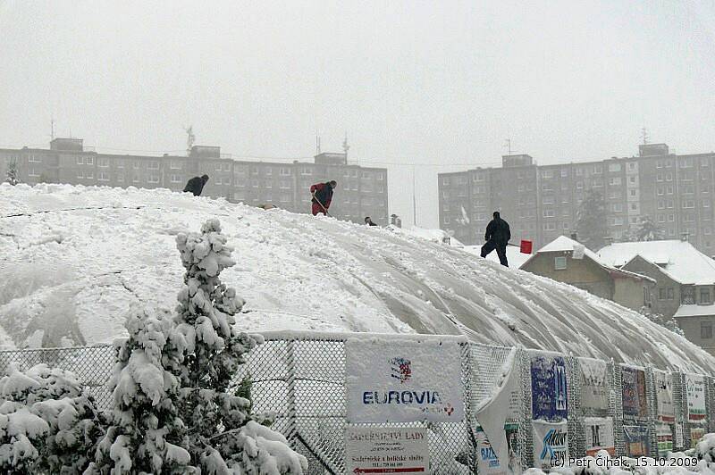 Dělníci na tenisové hale v Rochlici musí odstraňovat sníh ze střechy nafukovací haly.