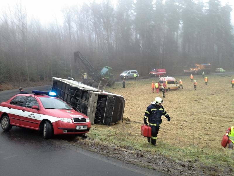 Autobus plný lidí havaroval v sobotu kolem deváté hodiny ranní u Osečné na Liberecku.