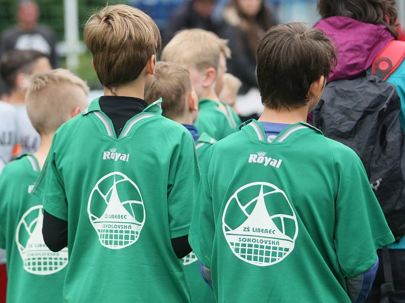 Dvě kategorie žáků ze základních škol Libereckého kraje bojovalo o titul krajského mistra v malém fotbale, který pořádal McDonald. Šlo o 21. ročník McDonald´s Cupu.