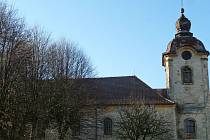KOSTEL SV. BARBORY vznikl přestavbou kaple z roku 1669. I přes výměnu krovů je na něm stále co opravovat. 