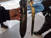 Nůž, se kterým si zloděj troufl na prodejce, mu byl zabaven.