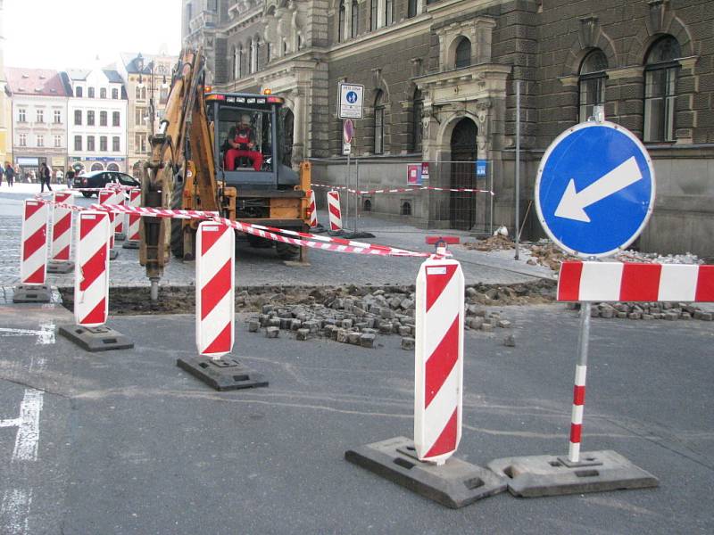 V blízkosti liberecké radnice byly zahájeny stavební práce, které povedou k instalaci závory, jenž zabrání automobilům ve vjezdu do pěších zón v oblasti Benešova náměstí, ulice 5. května a Pražské ulice. 