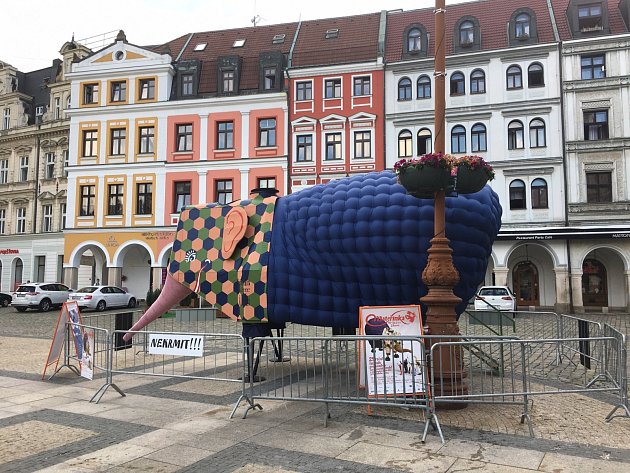 Nafukovací slon v různých podobách se stal symbolem mezinárodního bienále loutkových divadel Mateřinka.