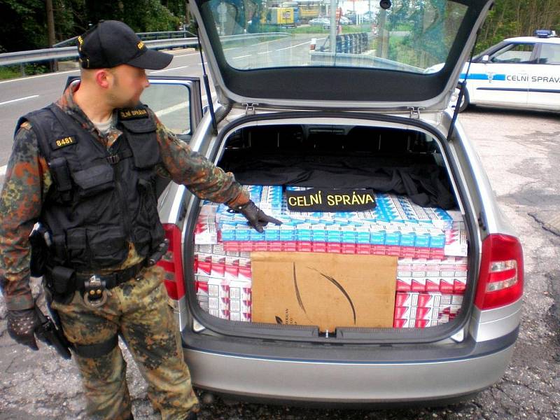 TAKHLE TAKÉ MŮŽE VYPADAT převoz cigaret. V posledních dnech ale šlo o drobné záchyty. Nejvíc celníci objevili patnáct kartonů. Nadlimitní množství se přitom musí proclít.