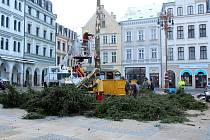 Vánoční strom už nezdobí liberecké náměstí.