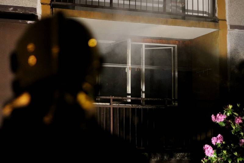 Přízemní byt v panelovém domě ve Frýdlantě podpálil v noci z úterý na středu muž. Policie ho zadržela.