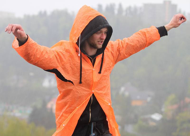 HIGHLINE jsou lajny natažené vysoko nad zemí mezi stromy, skalními masivy nebo věžemi. Slackline je balancování, chození a skákání na popruhu upevněném mezi dvěma body. 