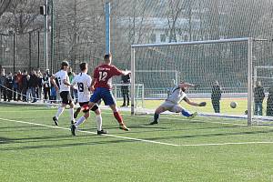 Železný Brod (v červeném) nestačil v zápase krajského fotbalového přeboru na Hrádek nad Nisou, doma podlehl 1:3.