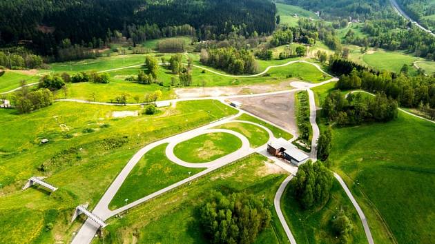 AREÁL VE VESCI využívají v létě cyklisté i in-line bruslaři.  