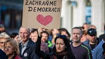 Lidé protestovali 9. dubna na libereckém náměstí Dr. E. Beneše proti premiérovi v demisi Andreji Babišovi a krokům jeho vlády bez důvěryi. Protestovali i lidé i v dalších městech České republiky.