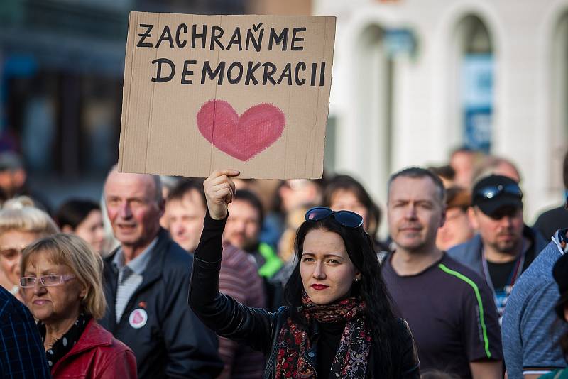 Lidé protestovali 9. dubna na libereckém náměstí Dr. E. Beneše proti premiérovi v demisi Andreji Babišovi a krokům jeho vlády bez důvěryi. Protestovali i lidé i v dalších městech České republiky.