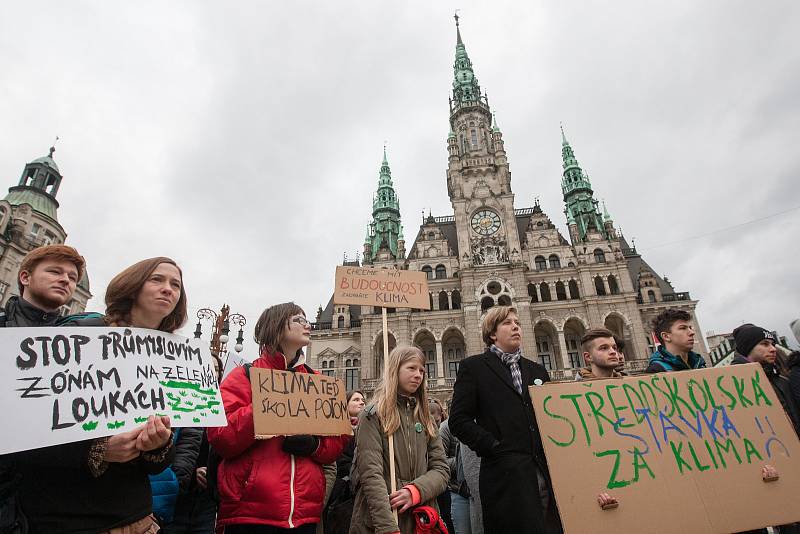 Dne 15.3. proběhla na náměstí Dr. E. Beneše stávka studentů na podporu boje za životní prostředí.