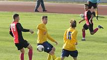 V drostenecké fotbalové soutěži U19 vyrychtoval Slovan Liberec hosty z Neratovic. Nastřílel jim neuvěřitelných 28 branek! (28:0). A to je druhá nejvyšší soutěž dorostu! Vítězové jsou v červených dresech.