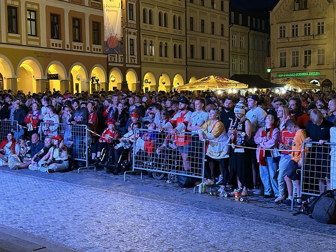 Fandění českým hokejistům v boji o vysněné zlato.