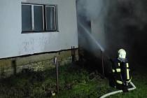 Pět jednotek zasahovalo v noci u požáru přístřešku na dřevo v Jenišovicích.