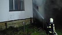 Pět jednotek zasahovalo v noci u požáru přístřešku na dřevo v Jenišovicích.