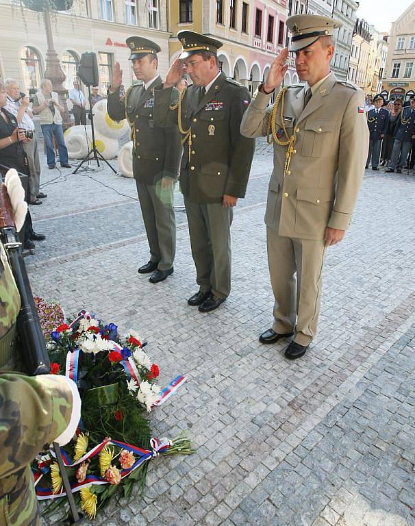 POKLONILI SE PAMÁTCE OBĚTÍ SRPNA 1968. Kytice k pomníčku na průčelí liberecké radnice položili včera jak místní politici, tak i zástupci armády, pamětníci a pozůstalí.