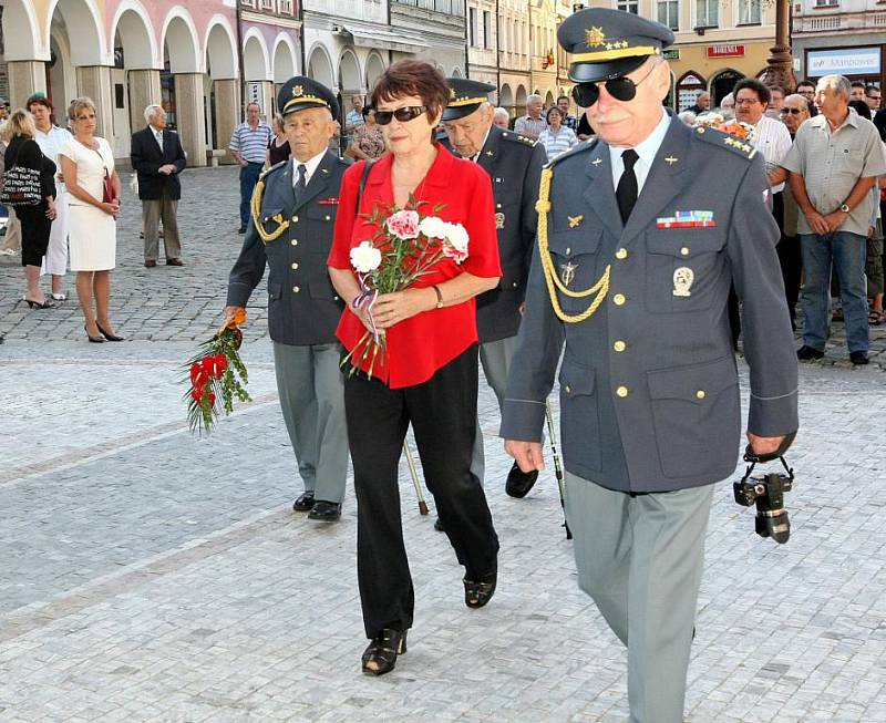 POKLONILI SE PAMÁTCE OBĚTÍ SRPNA 1968. Kytice k pomníčku na průčelí liberecké radnice položili včera jak místní politici, tak i zástupci armády, pamětníci a pozůstalí.