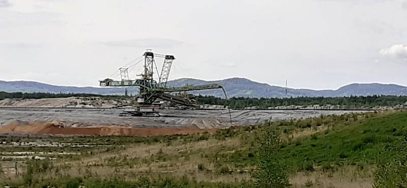 Stroje a práce v hnědouhelném dole Turów se nezastavily ani potom, co Evropský soudní dvůr přikázal těžbu okamžitě zastavit.