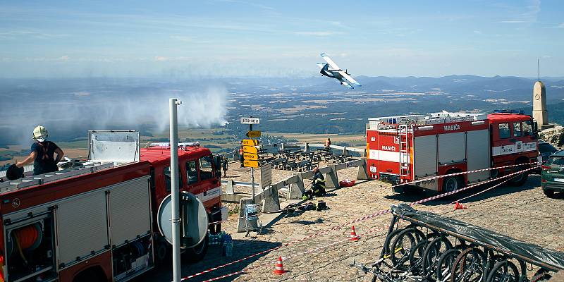 S ohněm na Ještědu bojovalo přes 110 hasičů. Na pomoc hasiči přivolali vrtulník a letadlo.