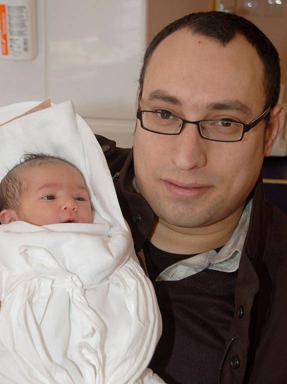 Hala Yahya se narodila v Liberci 2. ledna. Vážila 3  kg a měřila 48 cm. Na snímku se strýcem.