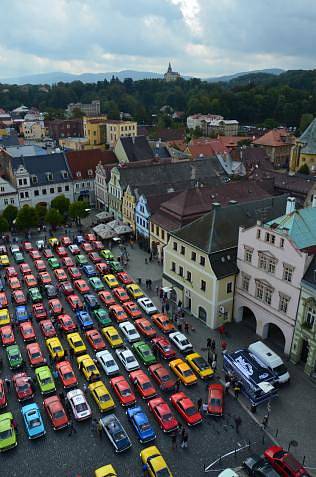 Frýdlantské náměstí zaplnilo v sobotu 150 vozů Škoda 110 R Coupé.