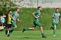 Fotbalisté Jablonného (bílo-zelená) doma porazili Osečnou 2:1.