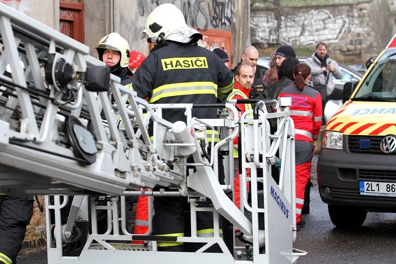 V neděli dopoledne hořel v Liberci poblíž Papírového náměstí oficiálně neobydlený dům - squat. Oheň v něm  ale v nejvyšším podlaží uvěznil šest lidí.