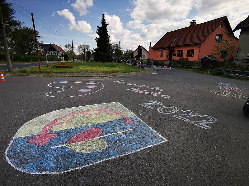 Malí malíři vyzdobili náves v Kunraticích na Frýdlantsku.