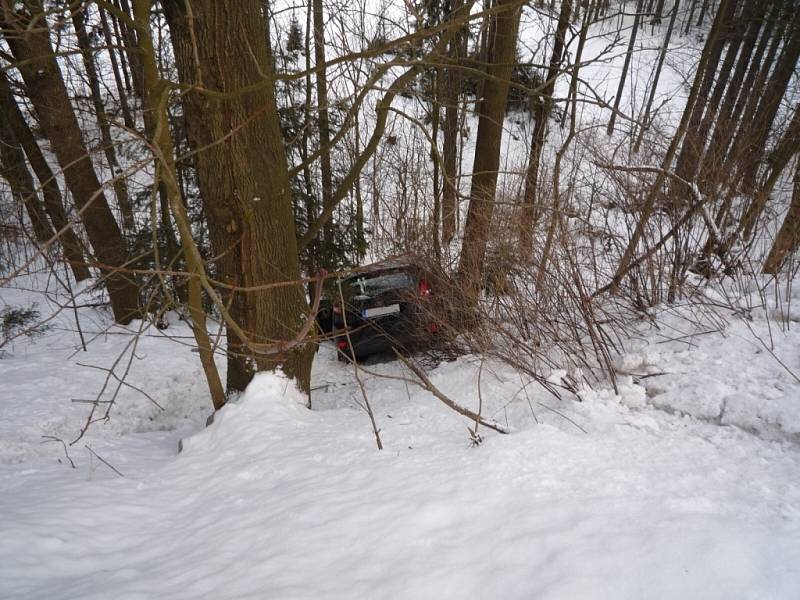 AUTO SPADLO PĚT METRŮ ZE SILNICE DOLŮ DO ÚDOLÍ. Na místě zasahovaly dvě hasičské jednotky z Tanvaldu a Jablonce nad Nisou. Nikomu se naštěstí nic vážného nestalo.