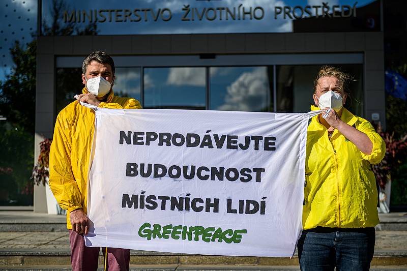 Aktivisté protestovali proti uzavření tajné a slabé dohody o dolu Turów.