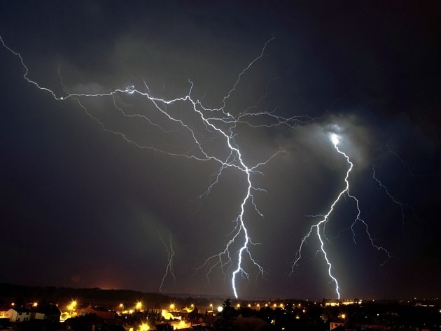 LOVCI BOUŘEK Z LIBERCE PRACUJÍ UŽ PŘES DVA ROKY. Za tu dobu se jim podařilo ulovit spoustu fotografií a videí, které slouží vědě. Strach mají jako všichni ostatní.  