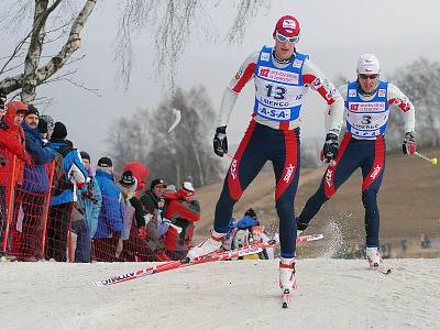 V lyžařském areálu ve Vesci běželi muži 15 kilometrů volně v rámci 13. závodu světového poháru. Na snímku tandem Čechů Martin Jakš (vpředu), který skončil třináctý,  a Martin Koukal, který doběhl jedenáctý.