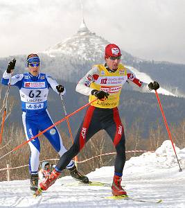 V lyžařském areálu ve Vesci běželi muži 15 kilometrů volně v rámci 13. závodu světového poháru. Na snímku Lukáš Bauer, který si doběhl pro sbřítro a upevnil si tak první místo v průběžném pořadí světového poháru.
