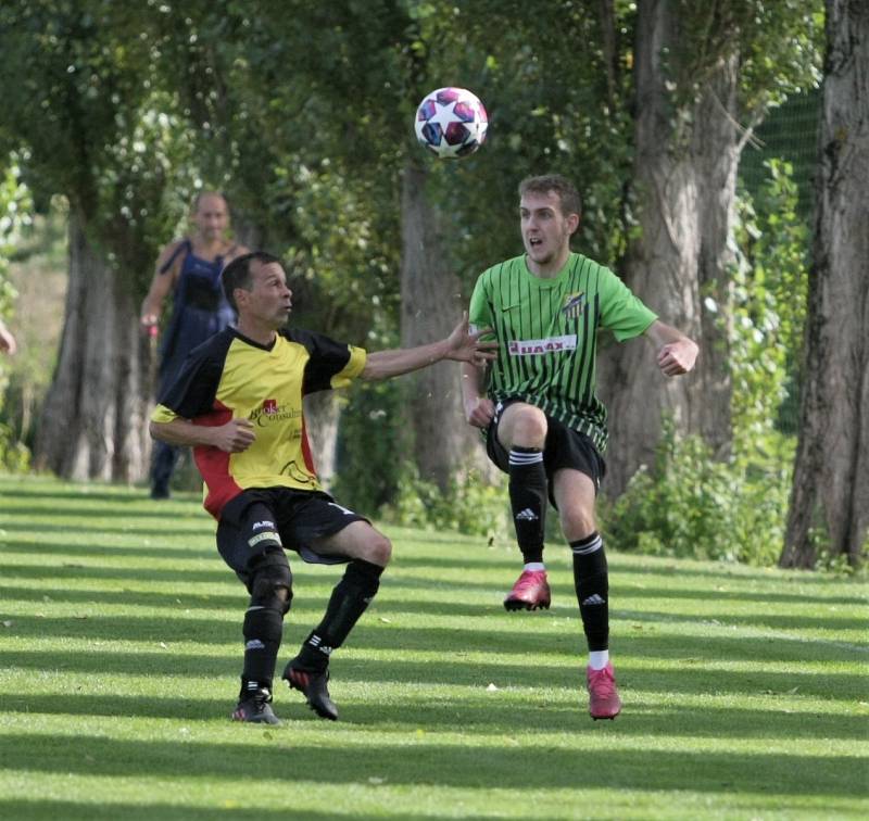 V okresním fotbale se utkali nováčci soutěže Krásná Studánka B a Mníšek. Zápas skončil plichtou 1:1. Domácí hráči jsou v zelených dresech.