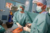 NEJPRVE SE MUSÍ v příslušných místech propíchnout břicho pacienta. Dvěma otvory se vsune do břicha laparoskopický nástroj, jedním kamera, kterou lékařka Romana Gaalová zobrazuje místo operace.