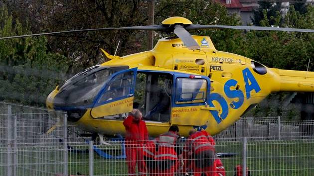 Cyklistu s těžkým poraněním hlavy transportoval z Frýdlantu do nemocnice v Liberci vrtulník.