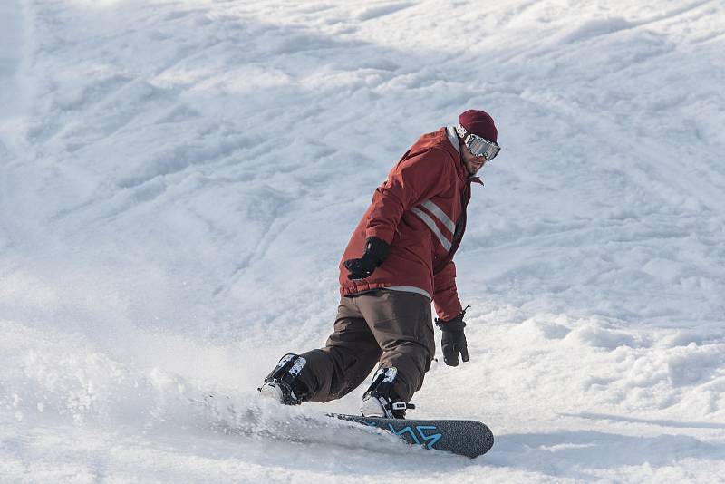 Lyžování v libereckém skiareálu Ještěd.